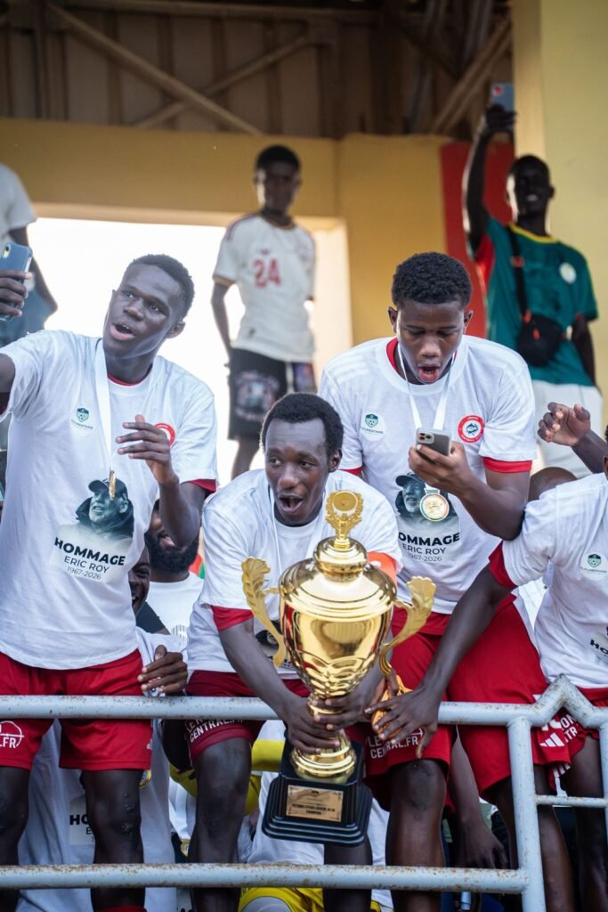 Les champions brandissent le trophée