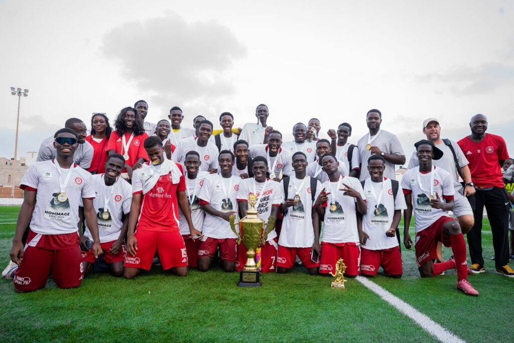 Photo de groupe d’Armor FC avec le trophée de la Future Stars League
