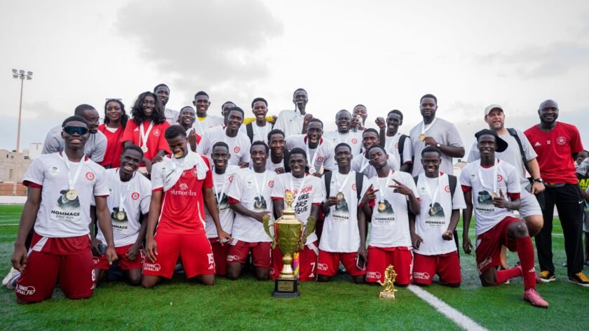 Photo de groupe d’Armor FC avec le trophée de la Future Stars League