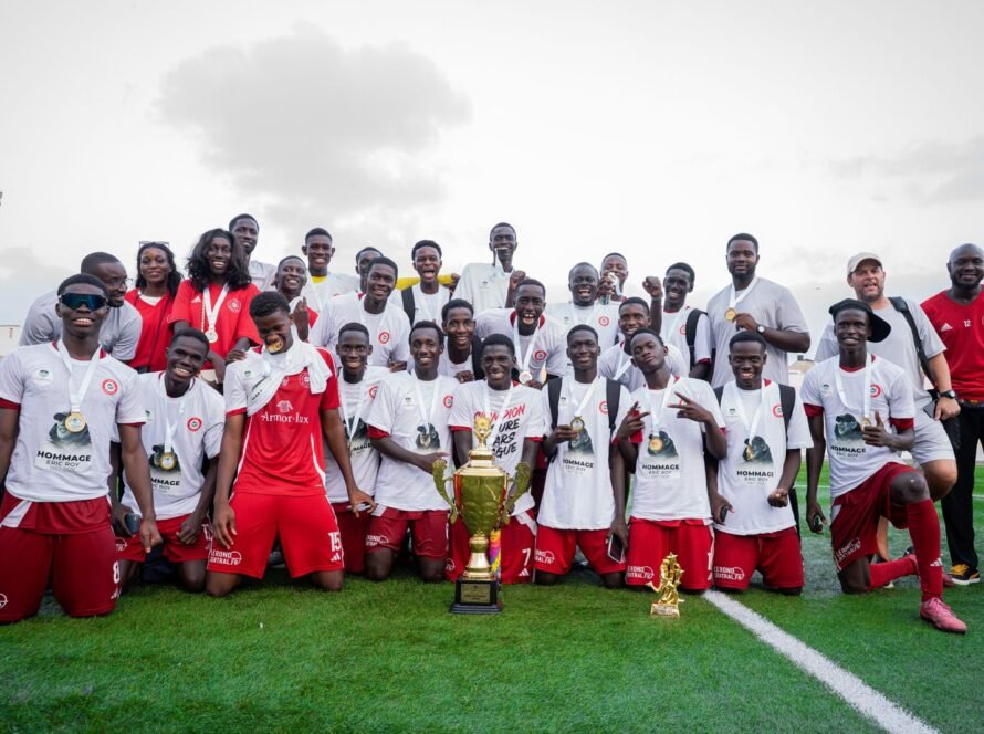 Photo de groupe d’Armor FC avec le trophée de la Future Stars League